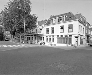 880722 Gezicht op de voorgevels van de panden Tolsteegbarrière 2 (links, café-restaurant De Poort) en Tolsteegbarrière ...